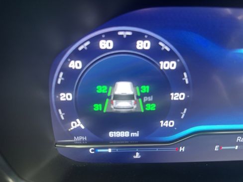 Used 2023 Chevrolet Suburban Premier image 16