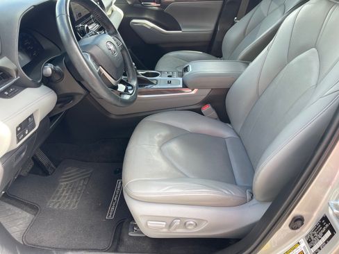 Used 2023 Toyota Highlander Limited FWD image 10