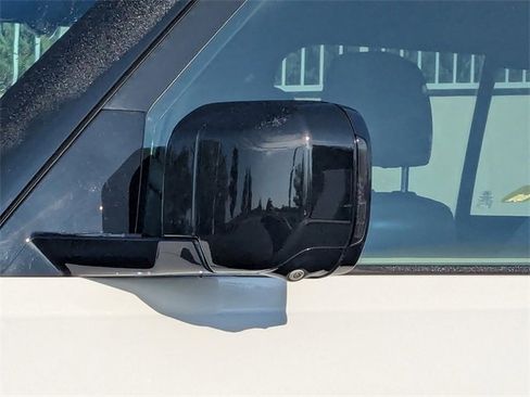 Used 2023 Land Rover Defender 110 SE image 10