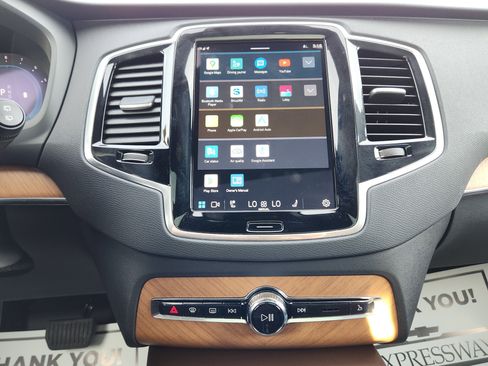 Used 2023 Volvo XC90 B6 Plus image 18