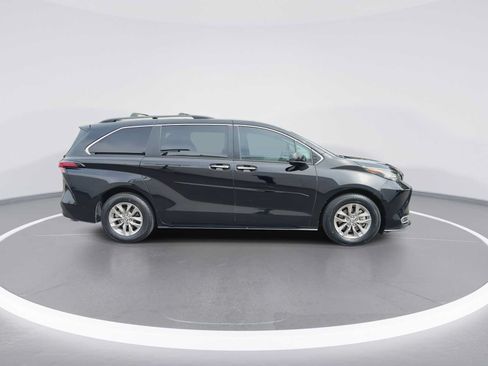 Certified 2022 Toyota Sienna XLE FWD image 9