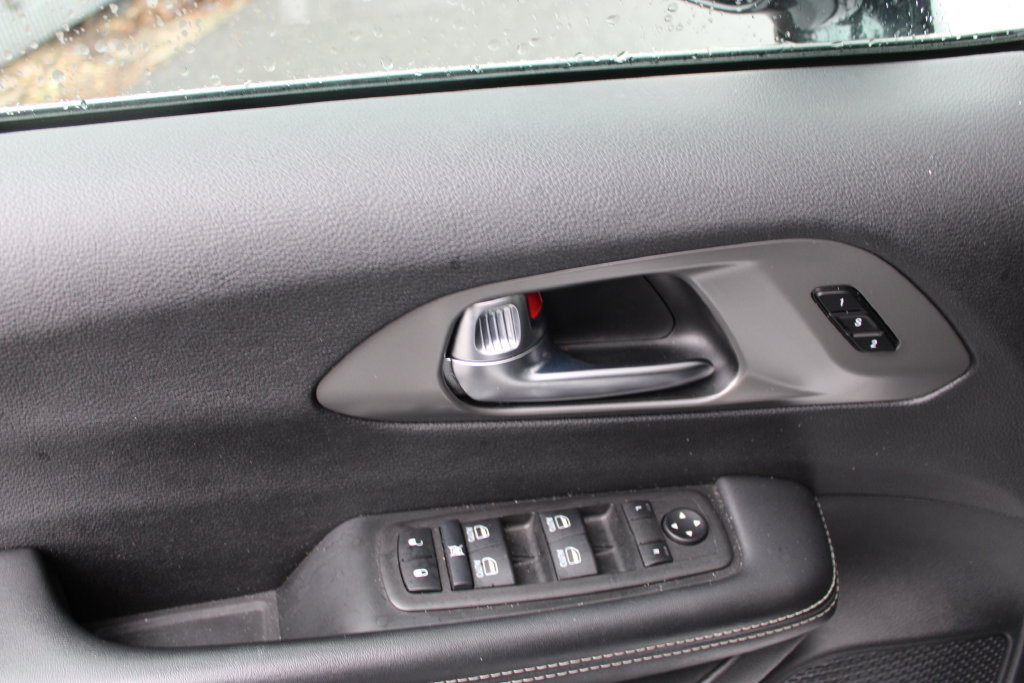 Used 2025 Chrysler Pacifica Select FWD image 12