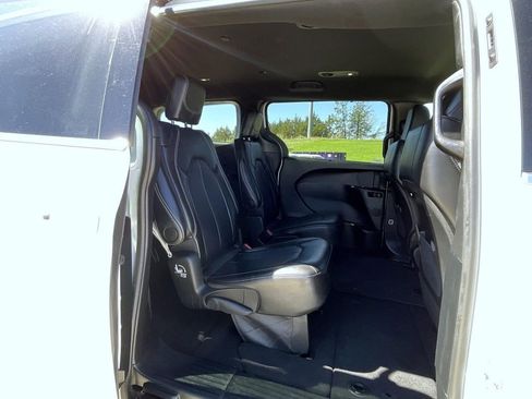 Used 2025 Chrysler Pacifica Select FWD image 19