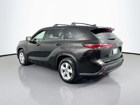 Used 2021 Toyota Highlander LE FWD image 5