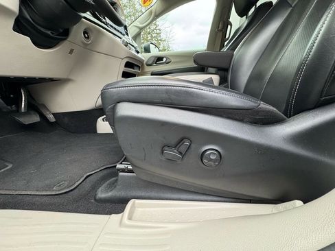 Used 2023 Chrysler Pacifica Touring-L image 20