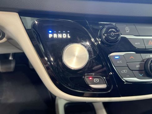 Used 2023 Chrysler Voyager LX image 17