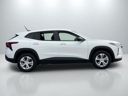 Used 2026 Chevrolet Trax LS FWD image 8