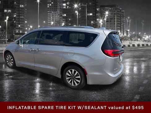 Used 2021 Chrysler Pacifica Touring-L FWD image 4