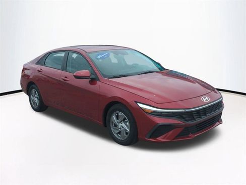 Used 2024 Hyundai Elantra SE FWD image 2