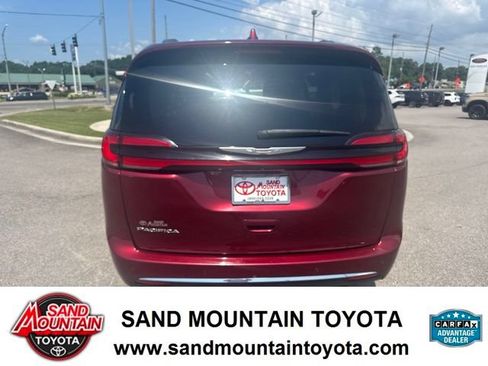 Used 2021 Chrysler Pacifica Touring-L FWD image 4