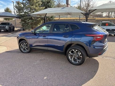 Used 2024 Chevrolet Trax LT w/ LT Convenience Package image 6