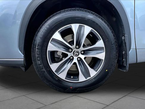 Used 2024 Toyota Highlander XLE AWD/4WD image 11