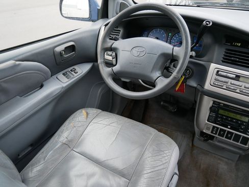 Used 2002 Toyota Sienna XLE image 9