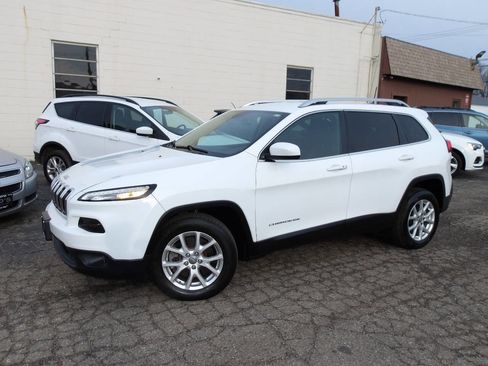 Used 2018 Jeep Cherokee Latitude Plus w/ Cold Weather Group image 2