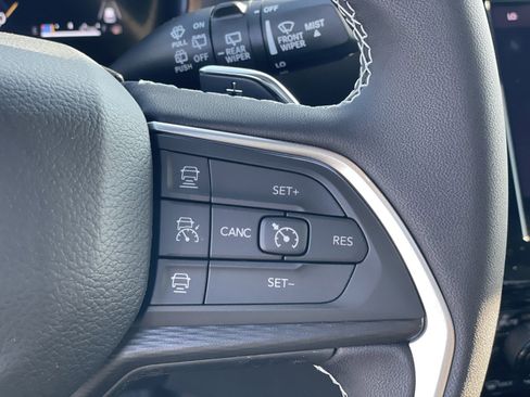 Used 2025 Jeep Grand Cherokee Laredo X image 18