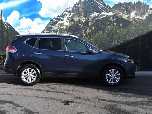 Used 2016 Nissan Rogue SV image 2