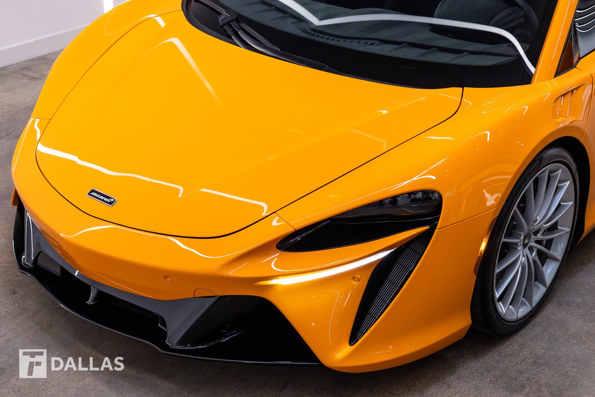 Used 2026 McLaren Artura RWD image 3