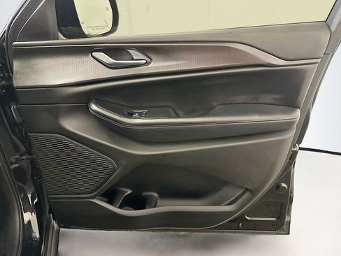 Used 2023 Jeep Grand Cherokee L Laredo image 35