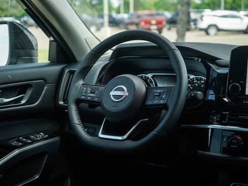 New 2025 Nissan Pathfinder SL image 17