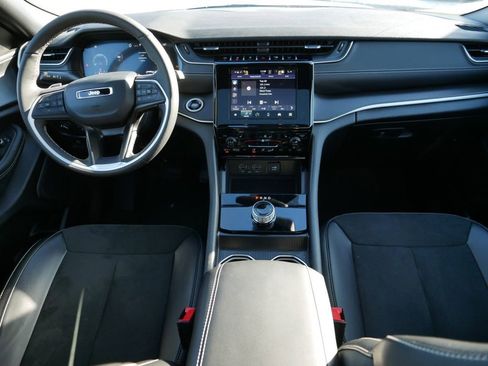 Certified 2024 Jeep Grand Cherokee Altitude image 8