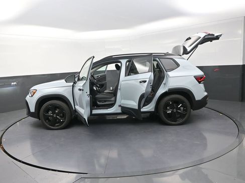 New 2026 Volkswagen Taos SE image 30