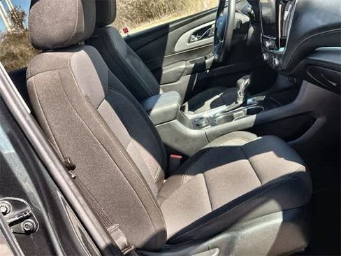 Used 2021 Chevrolet Traverse LT image 12