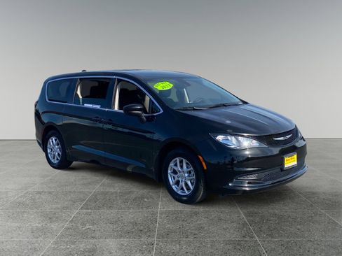 Used 2023 Chrysler Voyager LX FWD image 7