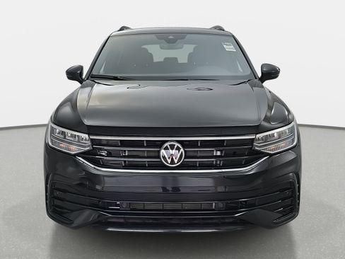 Certified 2024 Volkswagen Tiguan SE R-Line image 8
