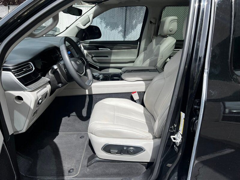 Used 2022 Jeep Wagoneer Series II w/ Premium Group I AWD/4WD image 17