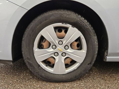 Used 2017 Chevrolet Cruze LS image 11