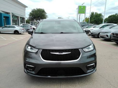 Used 2023 Chrysler Pacifica Touring-L FWD image 2