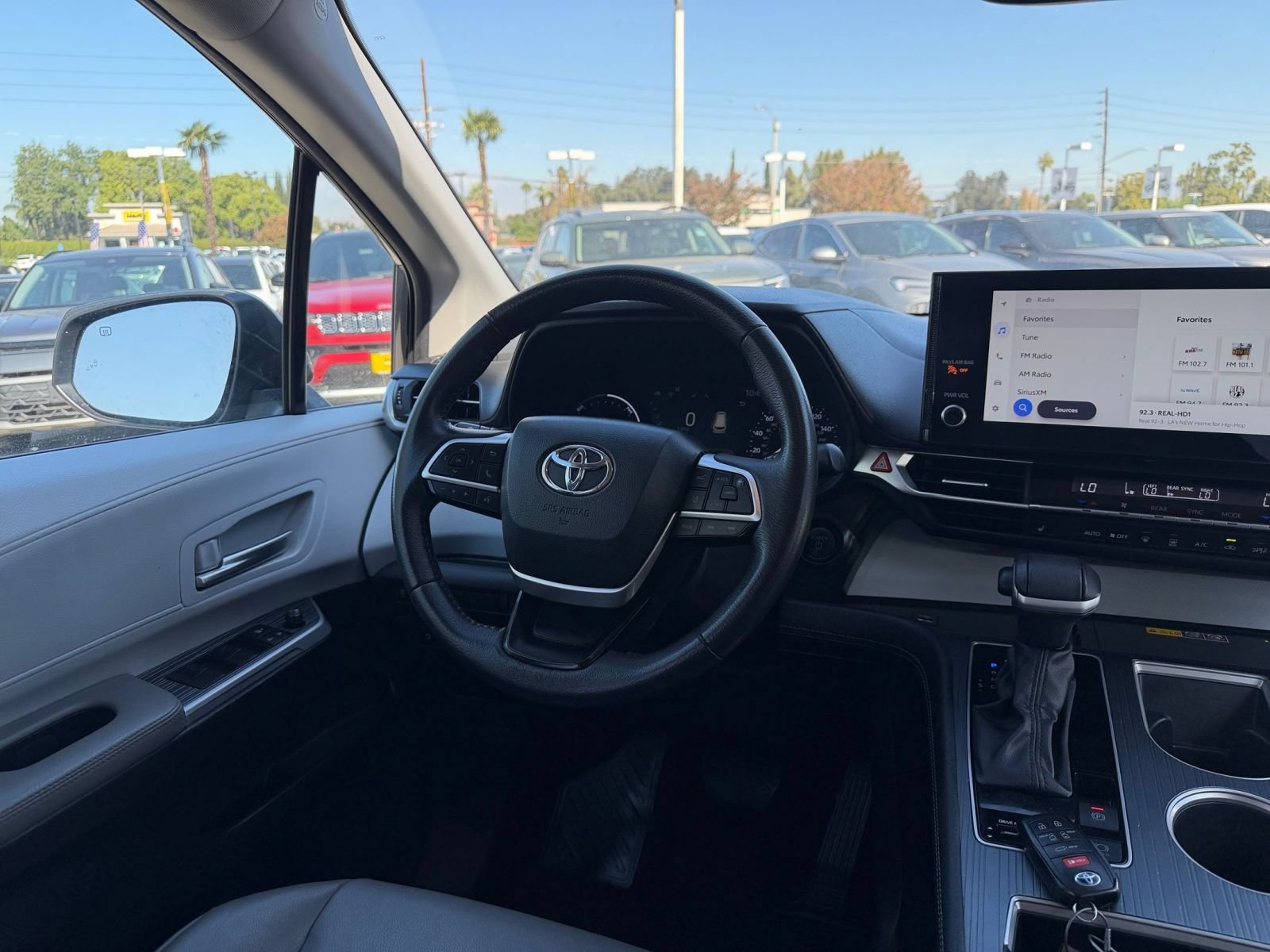 Used 2025 Toyota Sienna XLE FWD image 36