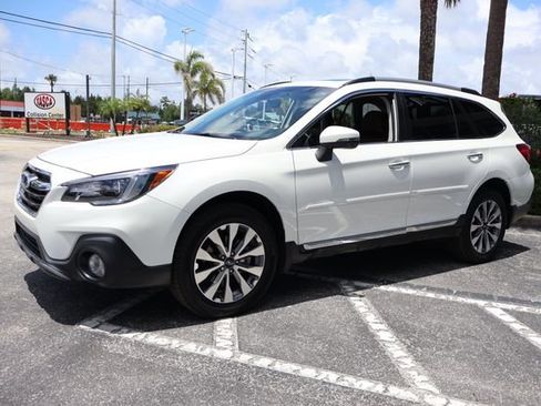 Used 2018 Subaru Outback 3.6R Touring AWD/4WD image 3