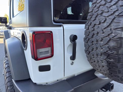 Used 2014 Jeep Wrangler Unlimited Rubicon w/ Connectivity Group AWD/4WD image 22