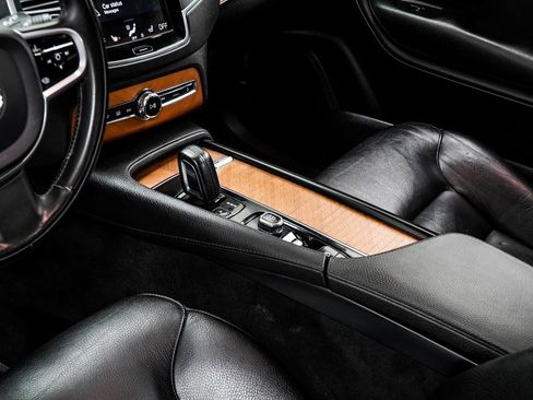 Used 2021 Volvo XC90 T8 Inscription Expression w/ Climate Package image 16