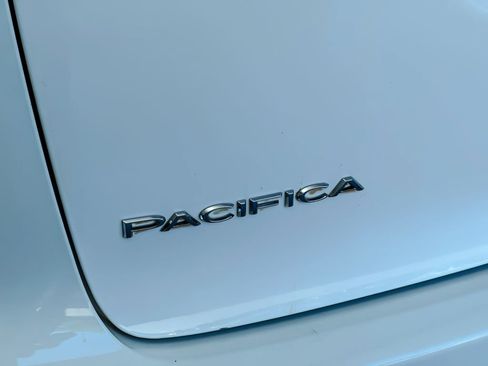 Used 2022 Chrysler Pacifica Touring-L FWD image 26