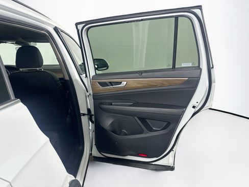 Used 2025 Volkswagen Atlas SE AWD/4WD image 31