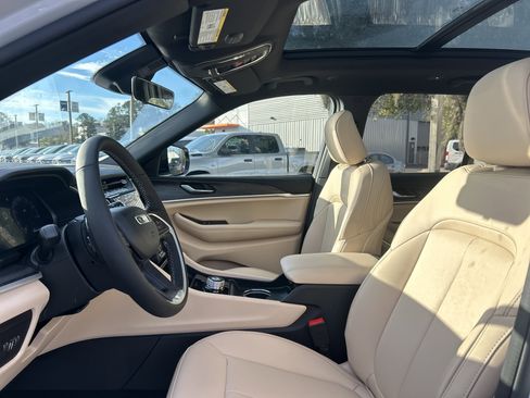 New 2025 Jeep Grand Cherokee Limited w/ Black Appearance Package image 14