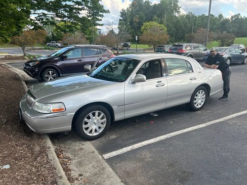 Used 2009 Lincoln Town Car Signature Limited RWD image 6
