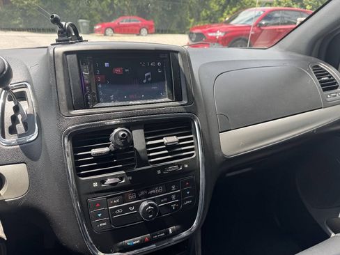 Used 2016 Dodge Grand Caravan R/T FWD image 19