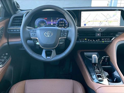 Used 2025 Toyota Crown Signia Limited image 6