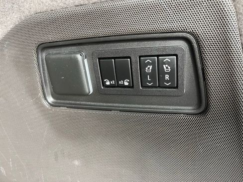 Used 2023 Cadillac Escalade Premium Luxury image 11