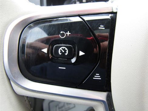 Used 2018 Volvo XC90 T5 Momentum w/ Convenience Package image 17