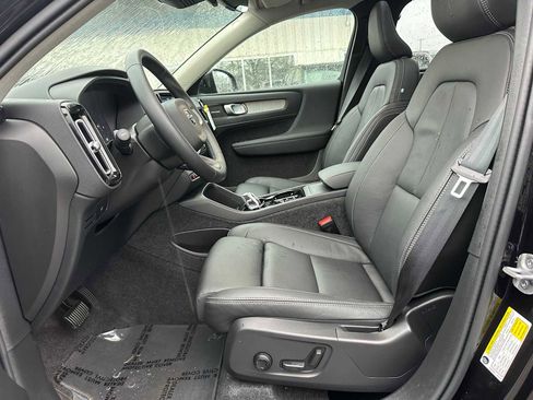 Used 2025 Volvo XC40 B5 Ultra w/ Climate Package image 19