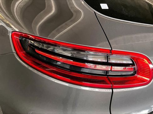 Used 2018 Porsche Macan image 28