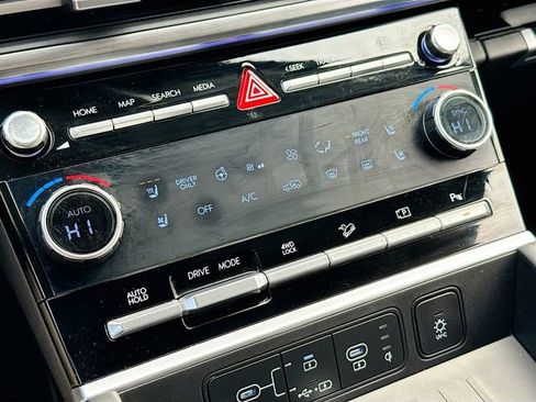 Used 2025 Hyundai Santa Fe Limited image 18