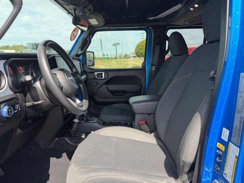 Used 2025 Jeep Gladiator Sport image 15