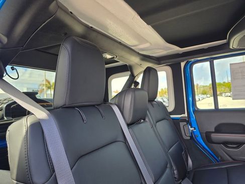 Used 2024 Jeep Wrangler Unlimited Rubicon image 14