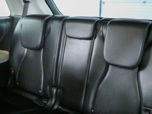 Used 2024 Kia Carnival EX FWD image 25