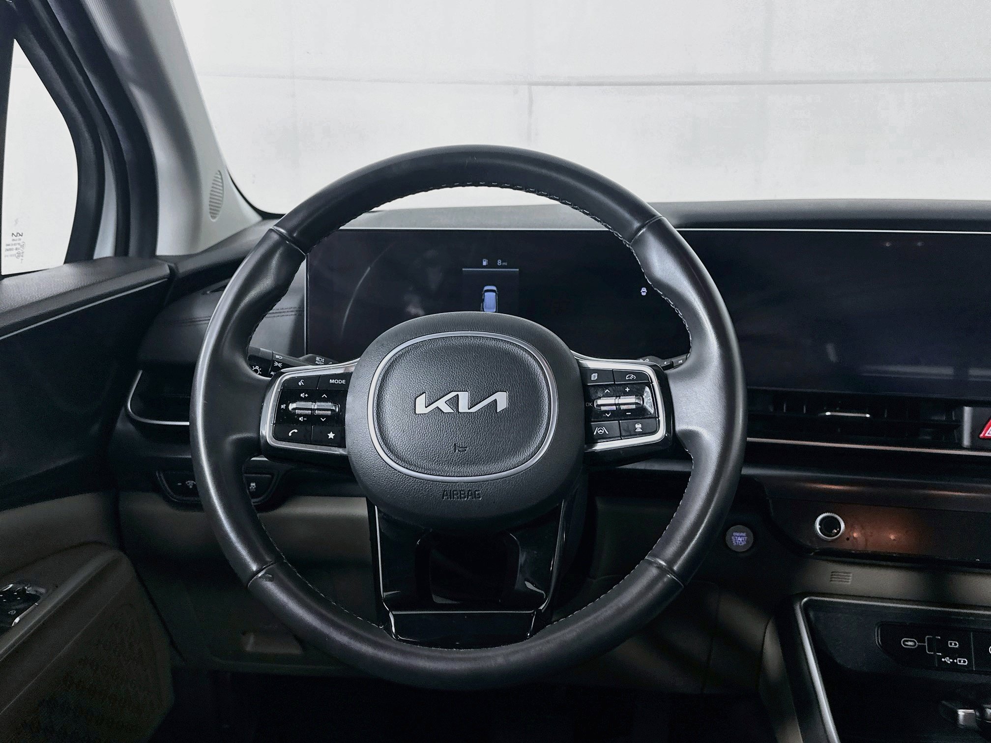 Used 2025 Kia Carnival FWD image 18